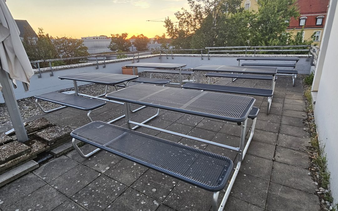 Neue Sitzmöglichkeiten auf der Dachterrasse